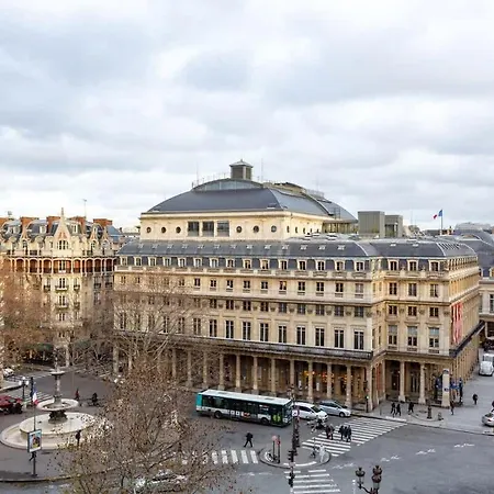 Louvre Comedy Apartment *